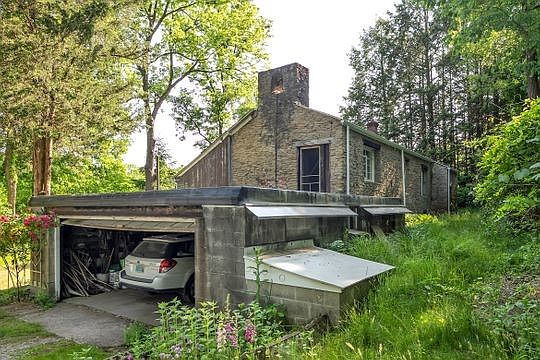 3rd image of 414 Church Ln