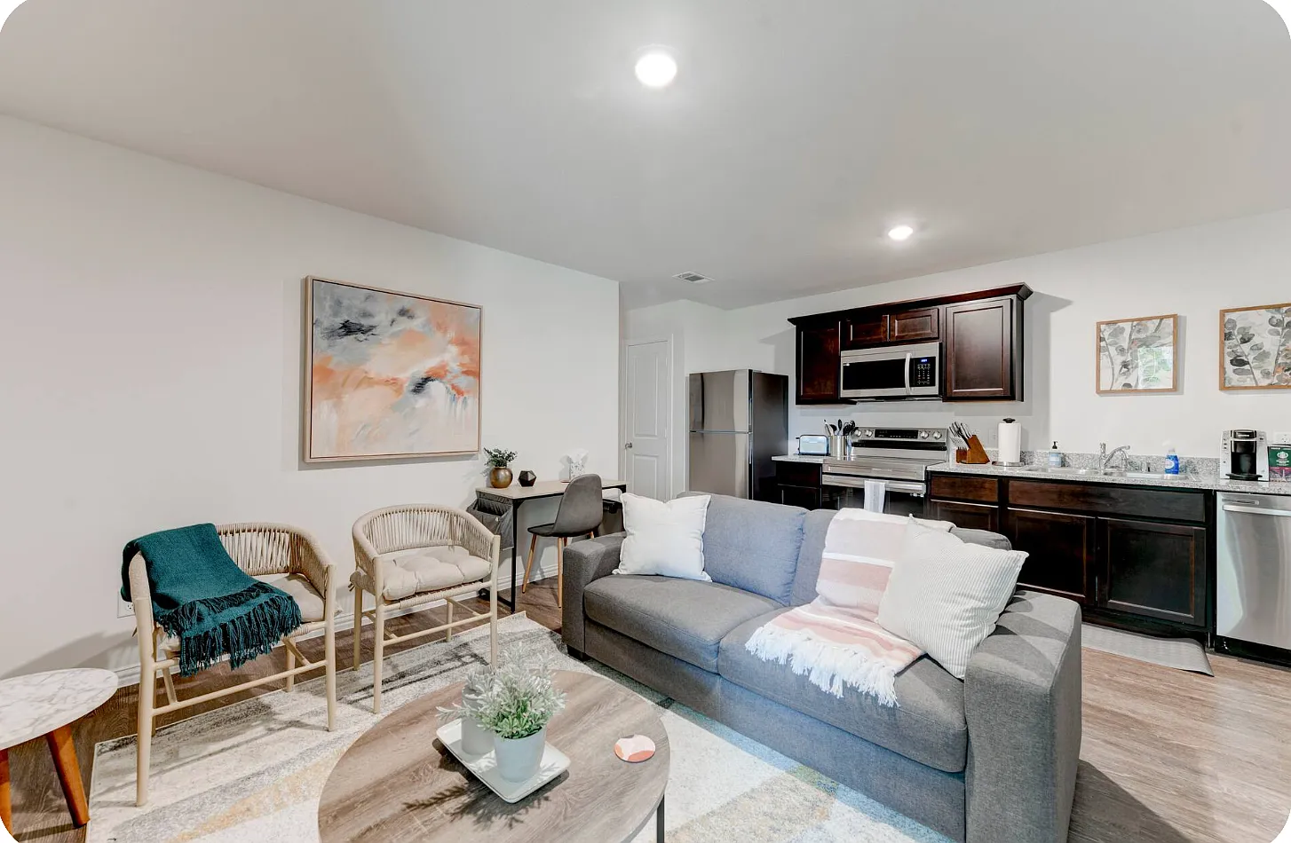 3 bed, 872 sqft, $2,200 — Photo 1