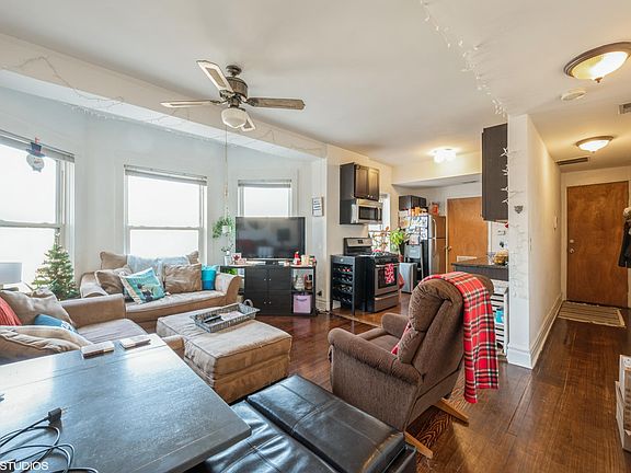 2nd image of 1149 W Cornelia Ave APT 3W