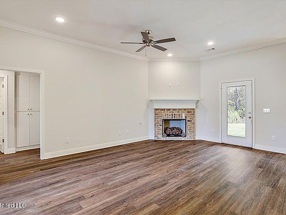 3rd image of 557 Silver Hill Dr