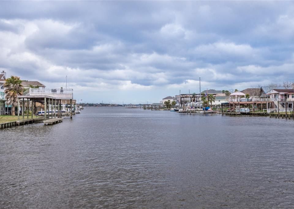 YOU CAN BUILD A 40' BOATHOUSE AND BE IN CLEAR LAKE IN SECONDS AND ACCESS GALVESTON BAY IN MINUTES.