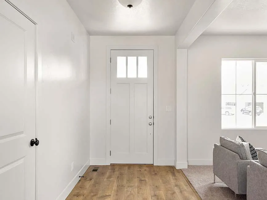 483 N Commodore Ln — Photo 2