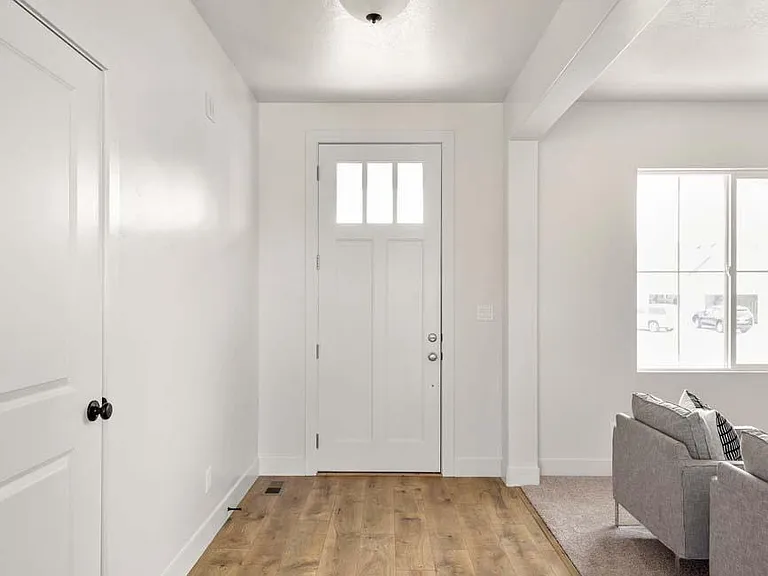 483 N Commodore Ln — Photo 3