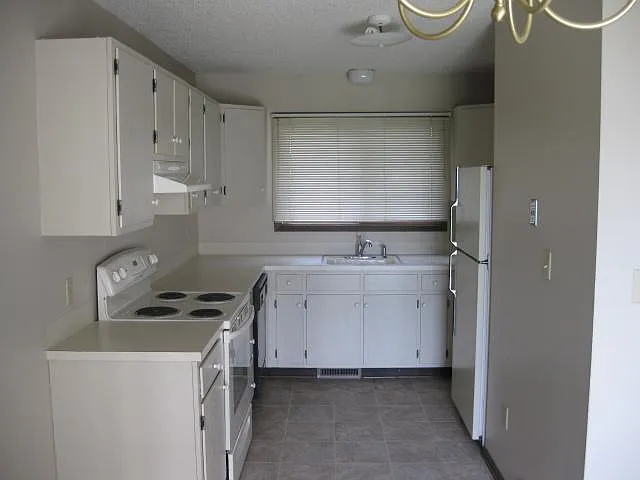 3914 Sturgis Dr — Photo 5