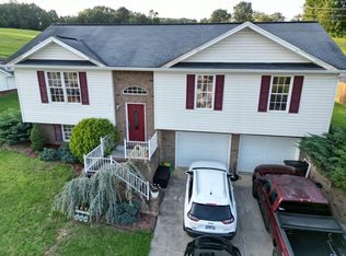 140 Hunters Run Ln, Mount Carmel, TN 37645