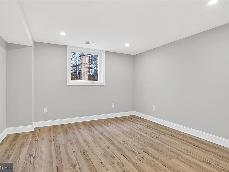 1607 N Glebe Rd — Photo 33