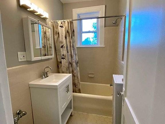5th image of 218 Broad Ave APT 4A