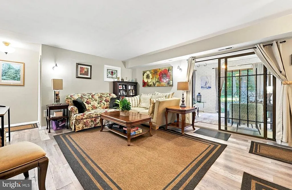 2 bed, 1.0 bath, 1171 sqft, $2,400 — Photo 4