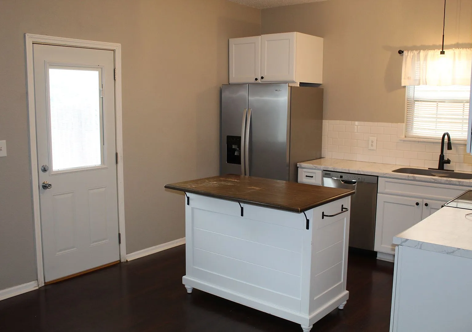 Spacious 3 Bedroom w/fenced yard in Avon! — Photo 3
