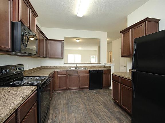 3rd image of 973 Lake View Cir W