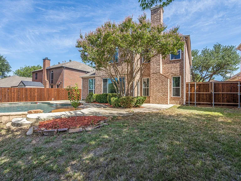 1605 Highdale Ct — Photo 4