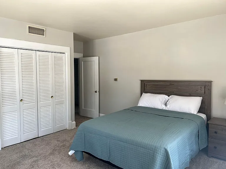 600 E 21st St #4 — Photo 7