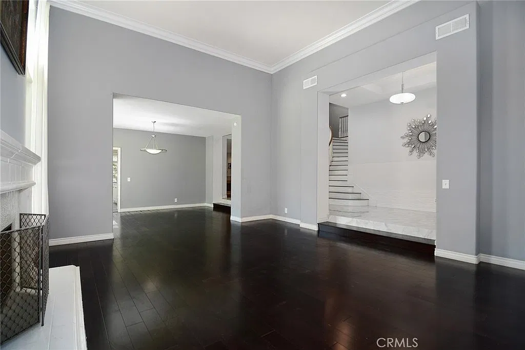 5 bed, 4.5 bath, 4410 sqft, $9,500 — Photo 4