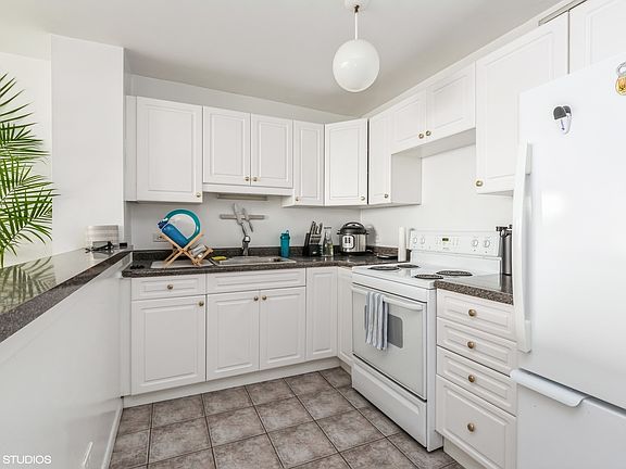 5th image of 1636 N Wells St APT 2304