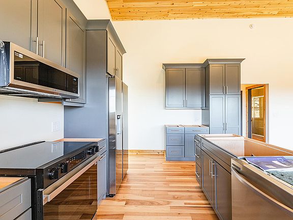 4th image of 740 Pinnacle Road