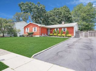 5 Sutton Pl, Ronkonkoma, NY 11779