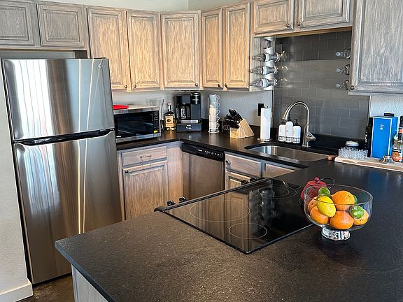 5th image of 2029 Wyandotte St APT 408