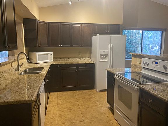 5th image of 2751 Charleston Pl