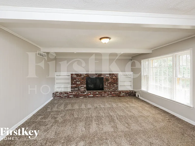 2097 Meadowview Ln — Photo 3