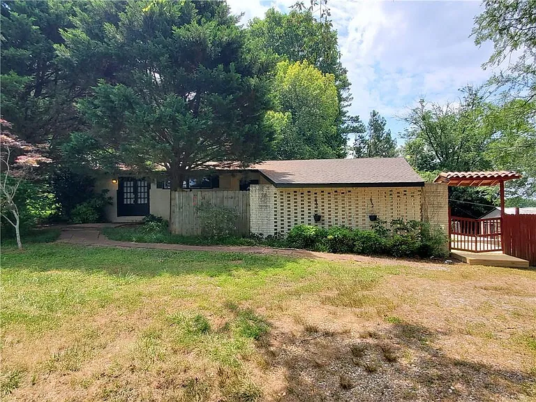 931 Auburn Rd — Photo 2