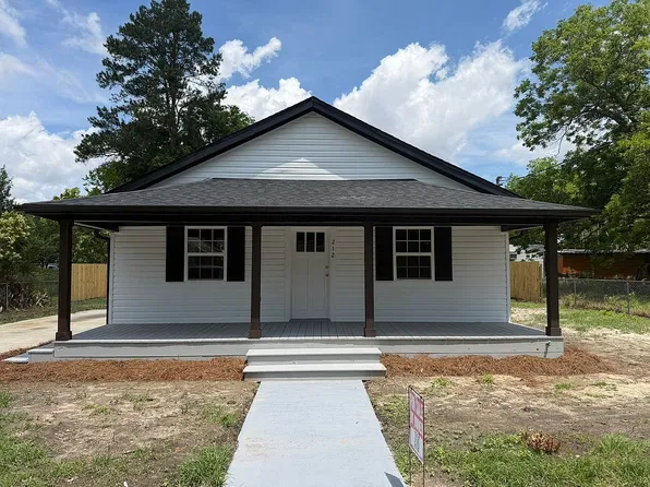 212 W James St, Mullins, SC 29574