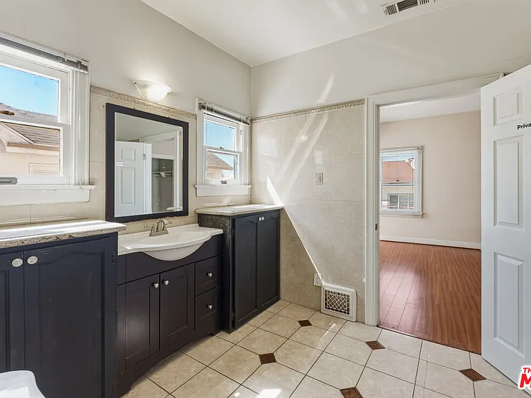 727 Crenshaw Blvd — Photo 14