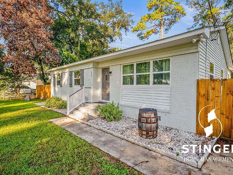 907 Belleview Cir W — Photo 33