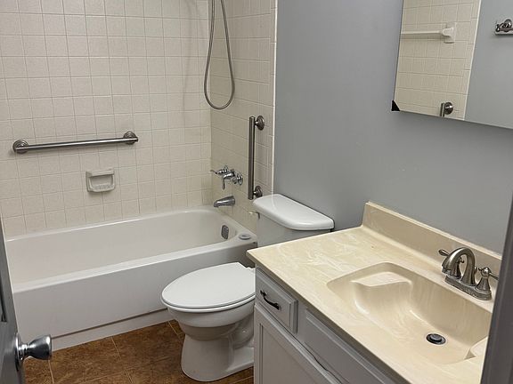 5th image of 52100 Friars Ct APT A
