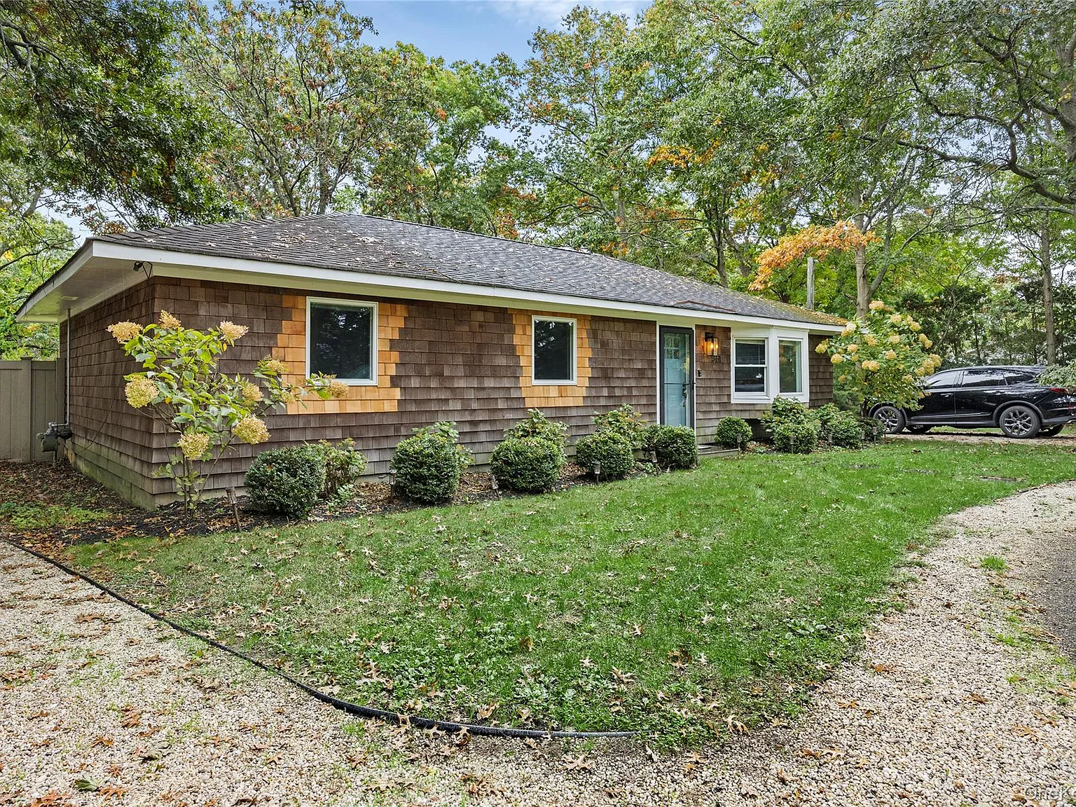 3 bed, 1.0 bath, 1259 sqft, $4,200 — Photo 2
