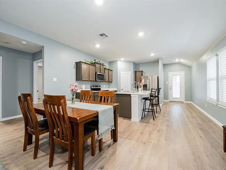 807 Sunrise Ln — Photo 5