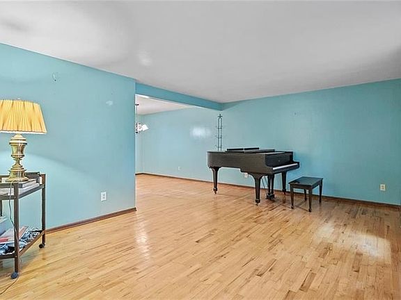 4th image of 215 Silverdale Dr