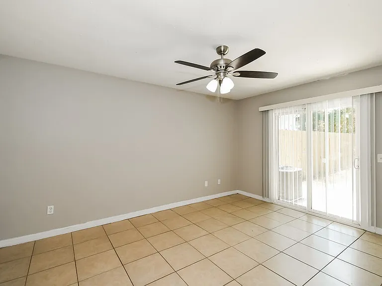1834 Manitoba Ct N — Photo 9