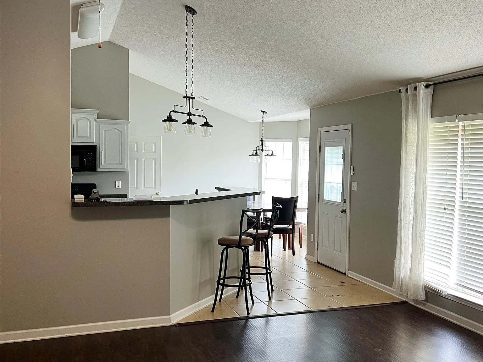 3 bed, 2.0 bath, 1876 sqft, $1,945 — Photo 4