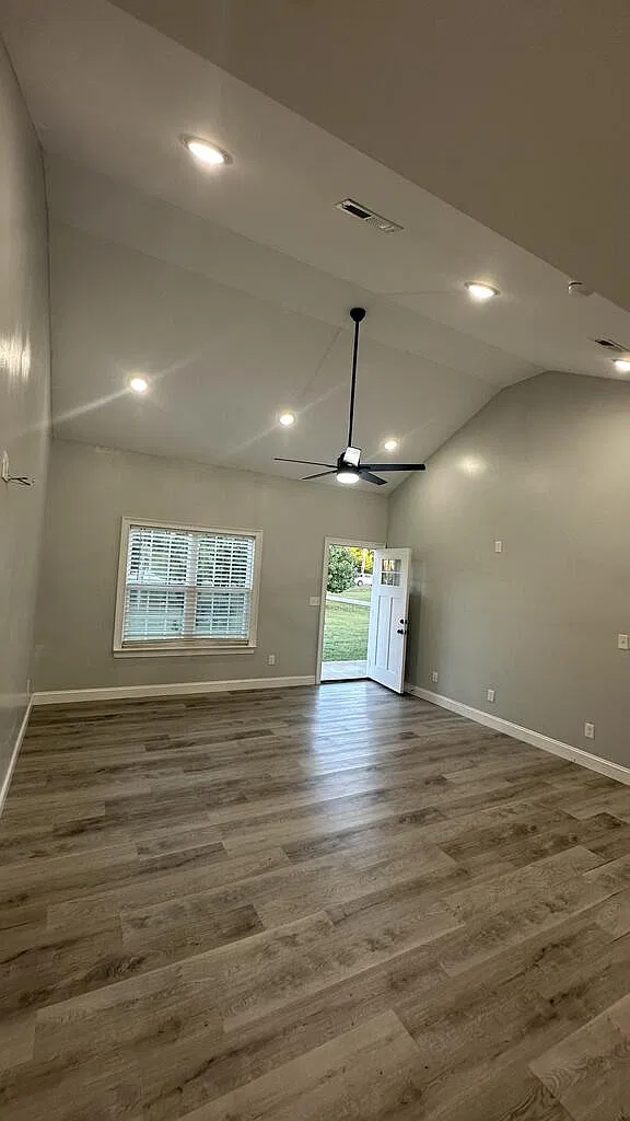 3 bed, 2200 sqft, $2,300 — Photo 2