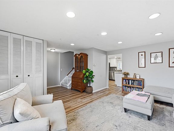 2nd image of 4305 Hemlock Cir