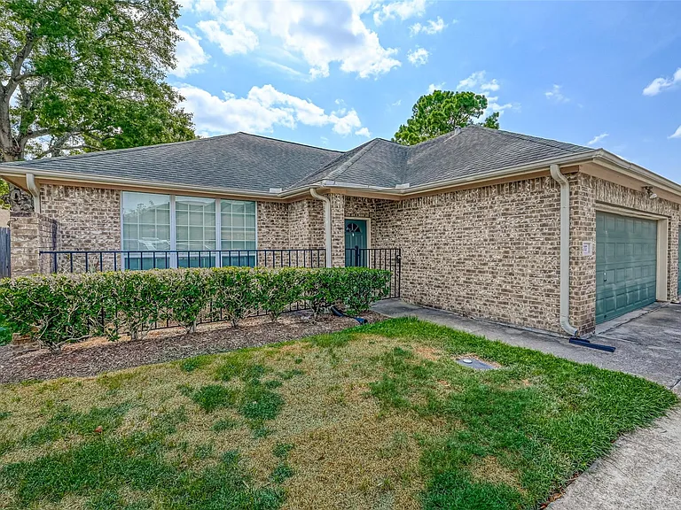 717 Cedarwood Dr — Photo 1