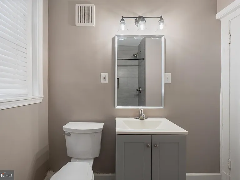 1526 V St SE #2 — Photo 18
