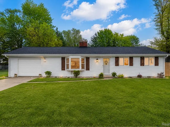 3585 Creekwood Dr, Saginaw, MI 48601