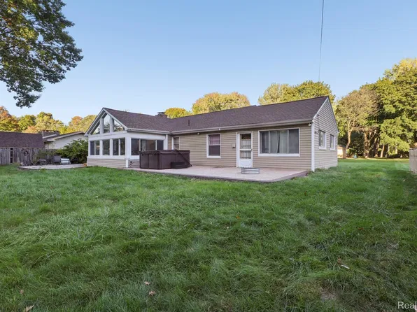 18111 Mayfield St, Livonia, MI 48152