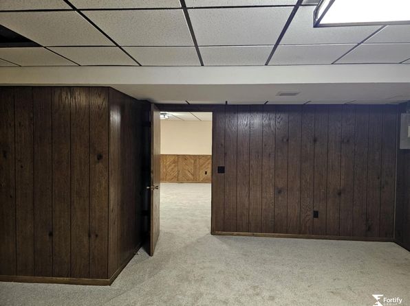 401 S Apple St, Shickley, NE 68436