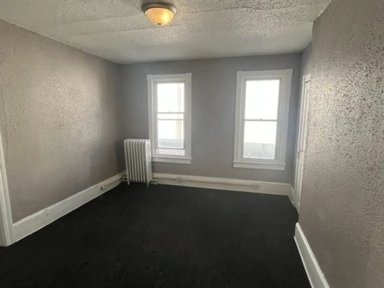 223 W Rowe St — Photo 7