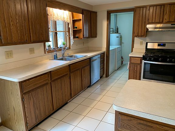 Country kitchen 12' x 11.5'