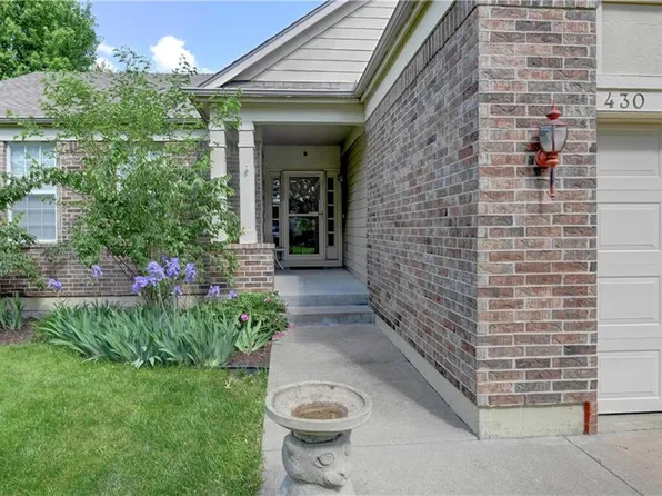430 S Indian Wells Dr, Olathe, KS 66061