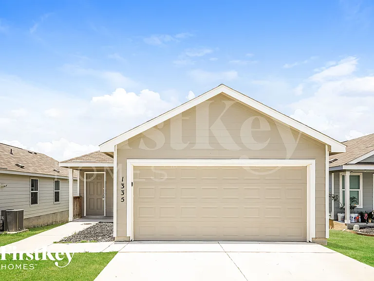 1335 White Willow — Photo 1