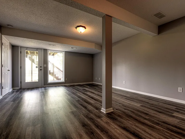 11246 N Madison Ave — Photo 24