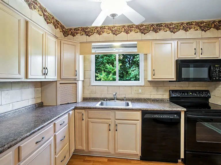 560 Monticello Dr — Photo 5