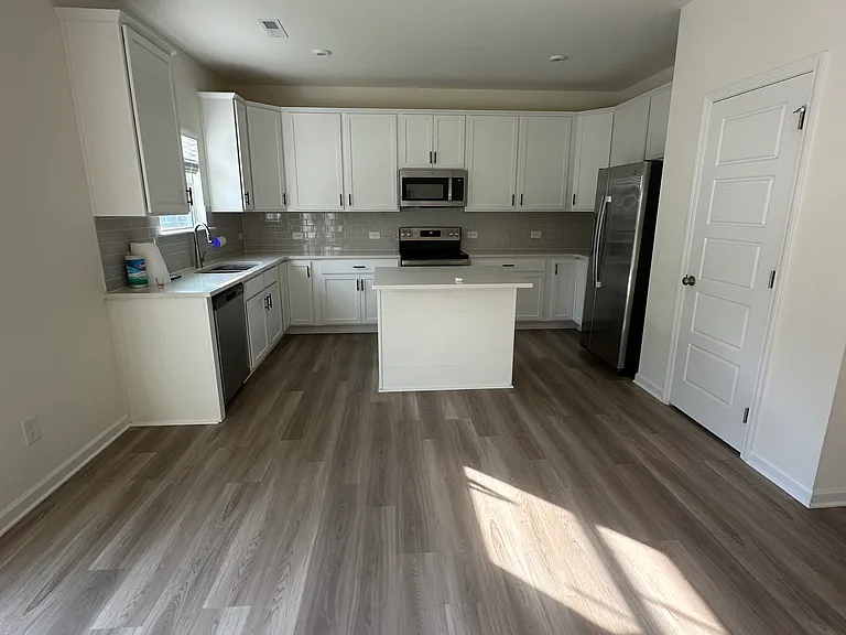 423 Bassett Ln — Photo 3