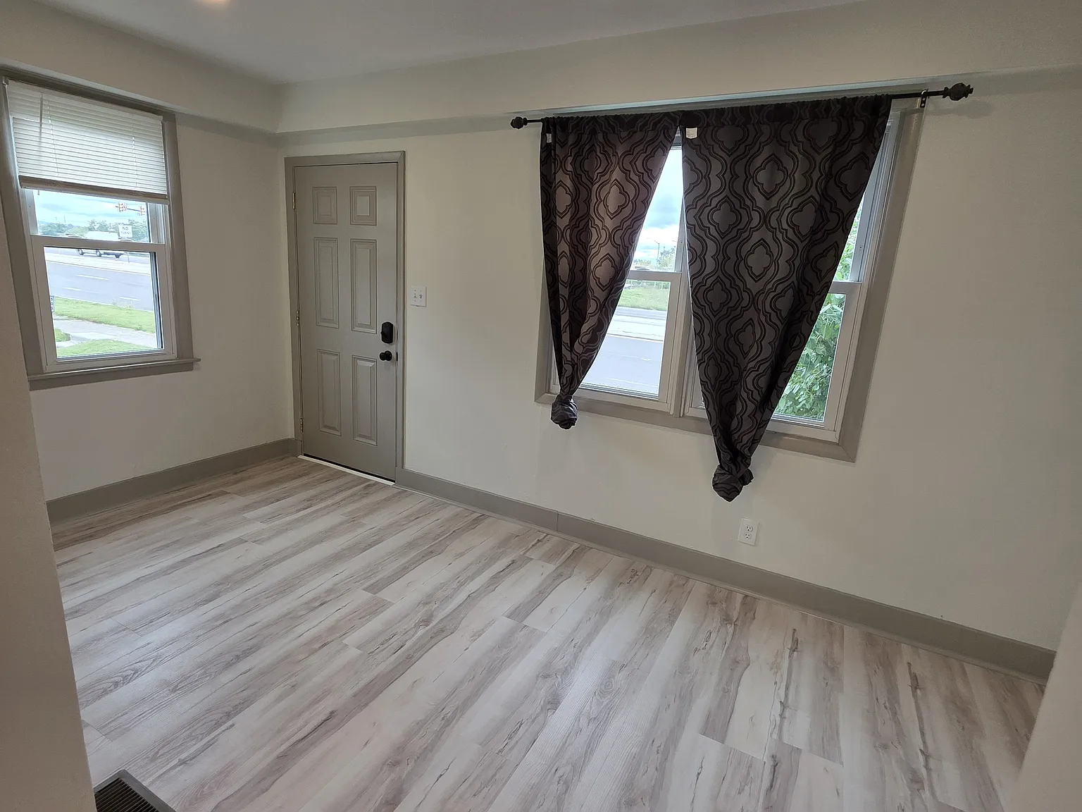 3 bed, 1.5 bath, 1100 sqft, $1,795 — Photo 3