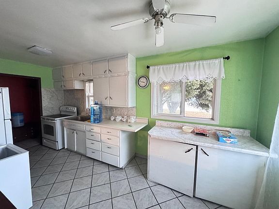4th image of 910 W 9th St