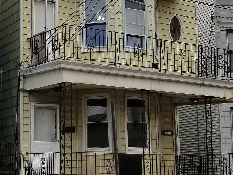 37 Armstrong Ave #2